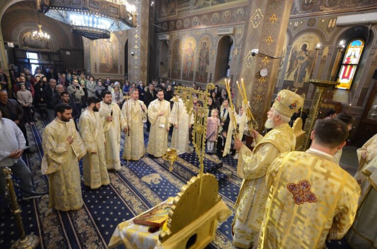 Read more about the article IUBIREA MILOSTIVĂ A BUNULUI DUMNEZEU ÎNVINGE ÎNTOTDEAUNA RĂUL – Slujire arhierească la Catedrala din Târgoviște